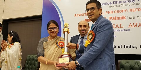 Silpi Sahoo receiving Pratibha Patnaik Woman Achiever Award from Chief Justice of India, Justice DY Chandrachu.