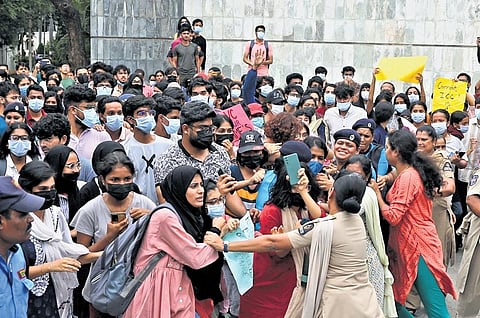 Students jostle with cops at Eflu in Hyderabad on Monday| Sri Loganathan Velmurugan