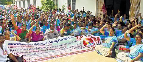 Anganwadi workers staging a dharna in Vijayawada, (top) an anganwadi worker takes part in protest with her infant in Vizag |  Prasant Madugula/ EXPRESS