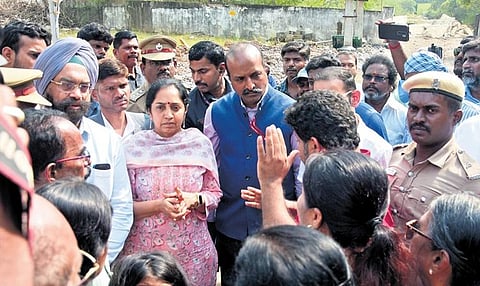The Central team accompained by health secretary Gagandeep singh Bedi along with government officials visit and converse with the residents of Kalki Nagar. (Photo | Ashwin Prasath, EPS)