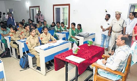 Governor Raghubar Das interacting with students at Tarajanga. (Photo I Express)