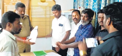 Dalits lodging a complaint with Udumalaipet DSP J Sukumaran in Tiruppur | Express