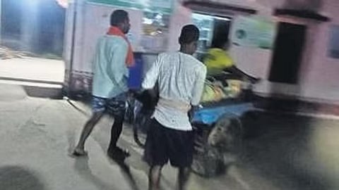 The body of 78-year-old Biranchi Narayan Jena is being carried on a trolley-rickshaw by his family from Ajana Matha to Mahanga CHC. (Screengrab)