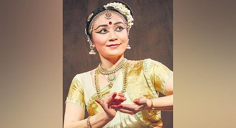 Mohiniyattam dancer Keiko Okano incorporated elements of the Kerala-style dance.