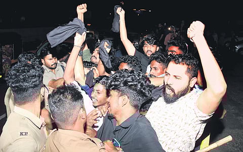Police blocking SFI workers who waved black flags at the governor who arrived in Thiruvananthapuram on Monday night | Express