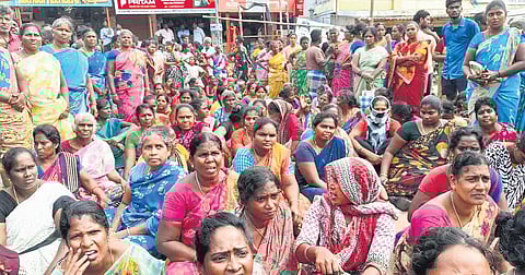 Palavedu villagers staged a protest in front of Padhirivedu police station, demanding strict action be taken against the accused | Express