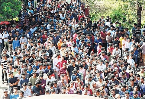 Hundreds waiting to pay respects to the mortal remains of the students who passed away in the stampede at Cusat