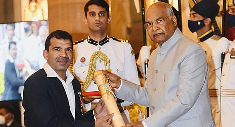 Virender Singh Yadav receiving the Padma Shri award from former President of India Shri Ram Nath Kovind. (Photo | Virender Singh X)