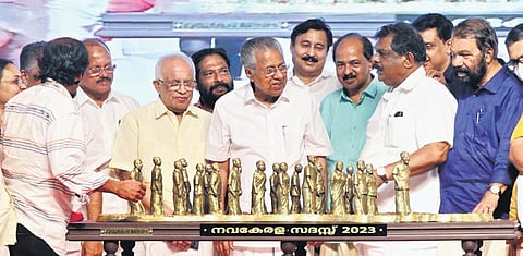 Chief Minister Pinarayi Vijayan receiving a bronze sculpture of the CM and other ministers made by sculptor Kanai Unni at the closing ceremony of the Nava Kerala Sadas at Vattiyoorkavu in Thiruvananth