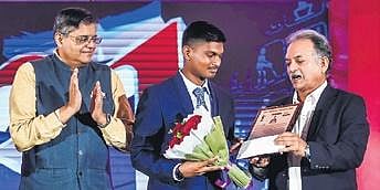 Tennis player Debasis Sahoo receiving Ekalabya Puraskar 2023 | Express