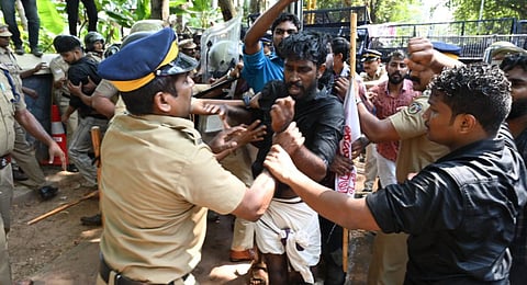 Police preventing SFI workers from entering the Raj Bhavan during the march taken out by the student outfit to protest 'saffronisation' of higher education sector.(Photo | Vincent Pulickal,  EPS)