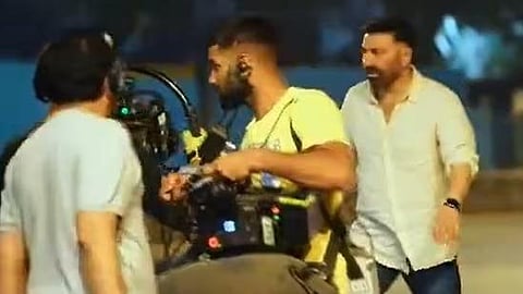 Sunny Deol on the streets at night (Videograb)