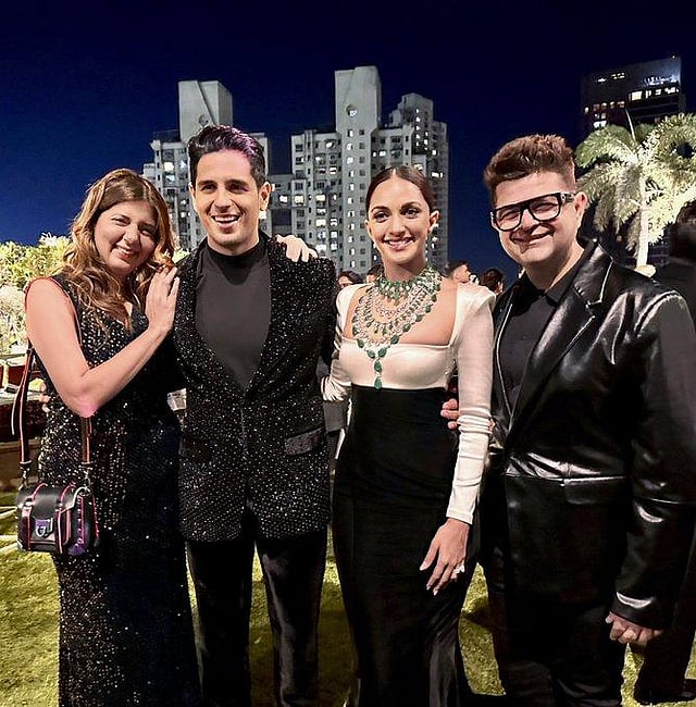 Celebrity photographer Daboo Ratnani and his wife Manisha with Kiara & Sidharth at their reception. (Photo | Daboo Ratnani Twitter)