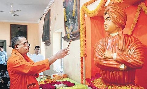 Swami Bodhamayananda of Ramakrishna Math pays tribute to Swami Vivekananda at Mahbub College in Secunderabad on Monday