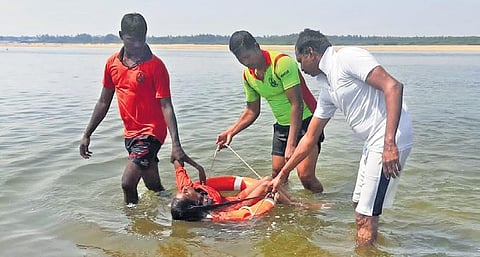 Body of a girl being retrieved from the river | Express