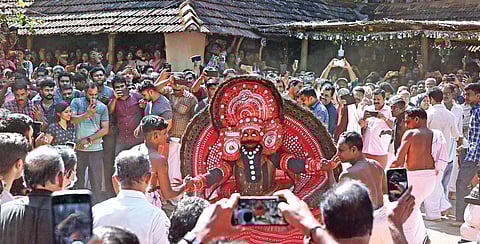 Karimkuttichathan performs at Kaalakaat Illam near Payyanur as part of the Kaliyattam festival