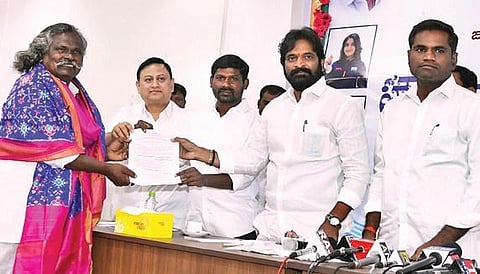 Telangana government allots house plots for shooter Esha Singh, Mogilaiah