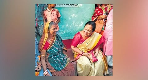 Union Minister Jardosh interacting with PMAY-G beneficiaries in Balikuda