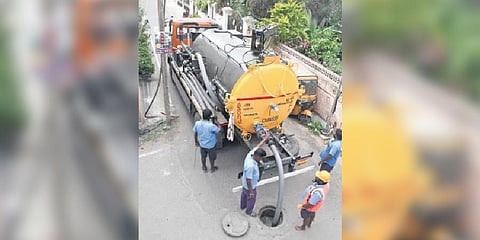 Chennai Metropolitan Water Supply and Sewerage Board workers clearing sewage from a street at Virugambakkam (Photo | Ashwin Prasath)