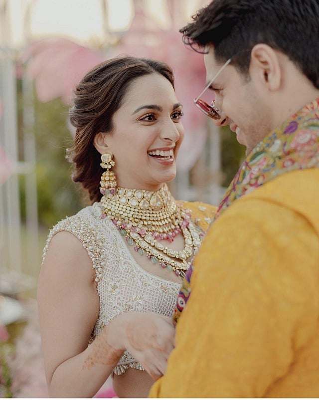 Kiara stuck to her minimal makeup look while accessorising her outfit with diamonds, kundan stones, gold & kundan jhumkas. (Photo | Kiara Advani Instagram)