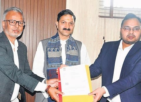 A Memorandum of Understanding (MOU) was signed between Express Prakashan and Shri Badrinath-Kedarnath Temple Committee