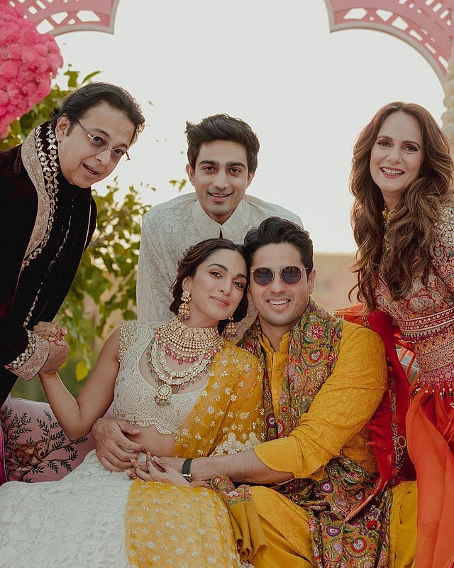 Kiara's father Jagdeep, brother Mishaal, and mother Genevieve pose with the newlyweds. (Photo | Kiara Advani Instagram)