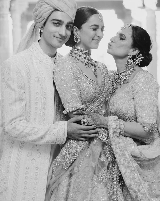 Kiara is embraced by brother Mishaal and mother Genevieve. (Photo | Kiara Advani Instagram)