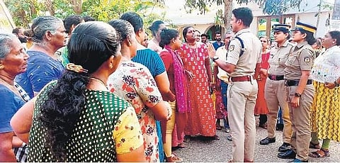 Residents block a road demanding a solution to the drinking water shortage in  Chellanam | Express