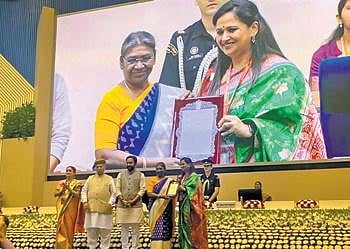 Susmita Das receiving the award from President at New Delhi | Express