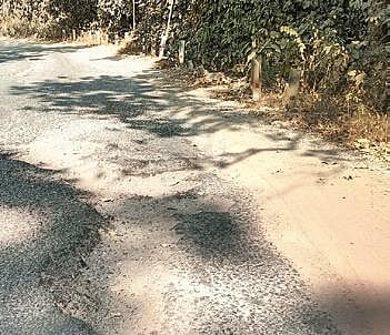 Pothole on the Dwarsuni ghat road area on NH-49 | Express