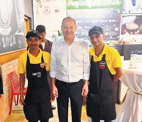 ​  German Chancellor Olaf Scholz with employees of Mitti Cafe in Bengaluru on Sunday  ​