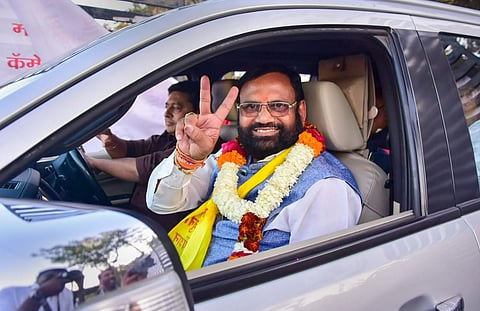 MVA's candidate Sudhakar Adbale flashes the victory sign after winning from Nagpur teachers' seat in the Maharashtra Legislative Council elections. (Photo | PTI)