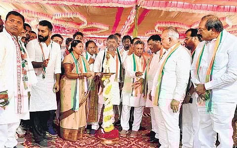 Congress leaders inaugurate the party’s Praja Dhwani Yatra in Kolar district on Friday 