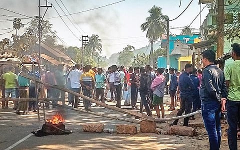 Villagers stage road blockade at Badabaharsingh under Baramba range of Athagarh forest division over death of a local in custody of forest offcials on Monday | EXPRESS
