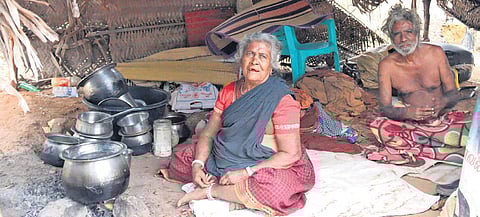 Narikuravar tribals sell beaded ornaments to make ends meet | KK Sundar