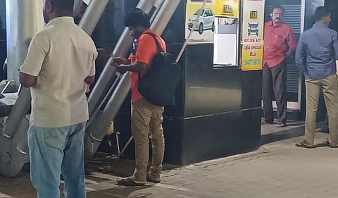 Touts exchanging currency with passengers at Tiruchy international airport | Express