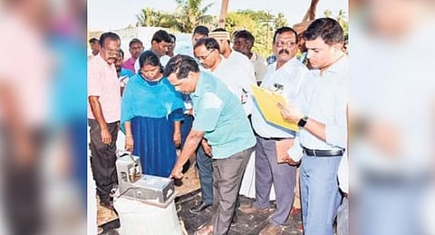 Central team inspecting the moisture content of paddy at a direct procurement centre at Mangainallur village in Mayiladuthurai | Express
