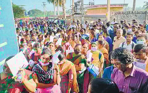 Candidates appearing for the TNPSC Group 2 exam at Ramalingapuram AVS college of Arts and Science in Salem on Saturday | V Sakthi
