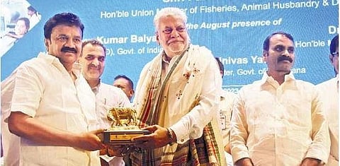 ​  Telangana Minister T Srinivas Yadav felicitates Union Minister Parshottam Rupala at the Grand Startup Conclave on Animal Husbandry and Dairy on Tuesday | RVK Rao  ​