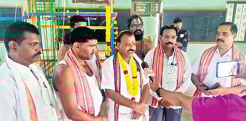 State secretary of Padmashali Association SS Jaya Raju with Bhadrachalam temple officials on Sunday