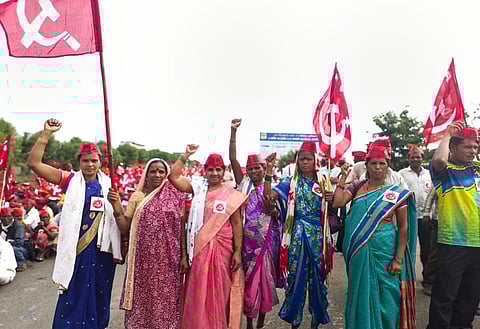 Farmers from various districts of Maharashtra take part in a foot march to Mumbai from Nashik to highlight their woes, on Nashik-Mumbai highway, on March 14, 2023. (Photo | PTI)