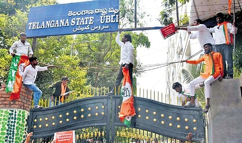 Bharatiya Janata Yuva Morcha activists attempt to lay siege to the TSPSC office in Hyderabad by breaching the police barricades on Tuesday | RVK Rao