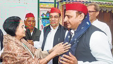Trinamool Congress head and West Bengal Chief Minister Mamata Banerjee greets Samajwadi Party chief Akhilesh Yadav, who called on her in Kolkata on Friday. (Photo | PTI)