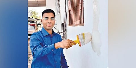 ​  Balod district collector Kuldeep Sharma painting the walls of the collectorate building to promote natural paint  ​