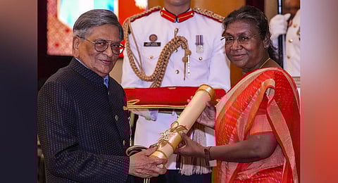 President Droupadi Murmu presents Padma Vibhushan to former union minister S.M. Krishna during Padma Awards 2023 ceremony at Rashtrapati Bhawan. (Photo | PTI)