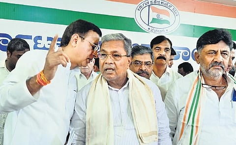 AICC General Secretary Randeep Singh Surjewala in conversation with ex-CM Siddaramaiah in Bengaluru on Sunday. KPCC chief DK Shivakumar looks on. (Photo | Nagaraja Gadekal, EPS)