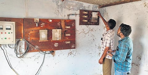 Tangedco officials disconnecting power supply to a brick kiln in Coimbatore   district on Thursday |EXPRESS
