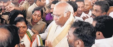 Congress president Mallikarjun Kharge gave a reception at the Thiruvananthapuram airport on his arrival en route to Kottayam to inaugurate the centenary celebrations of Vaikom Satyagraha | Express 