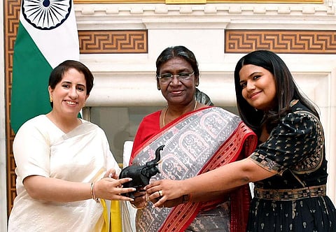 President Murmu meets makers of 'The Elephant Whisperers'