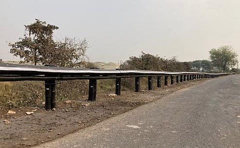 200-meter-long bamboo crash barrier installed on a highway connecting Chandrapur and Yavatmal districts in Maharashtra (Photo | Nitin Gadkari @Twitter)